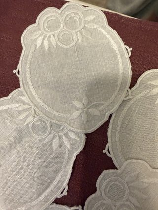 Set sottobicchieri e sottobottiglia ricamati
