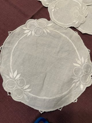 Set sottobicchieri e sottobottiglia ricamati