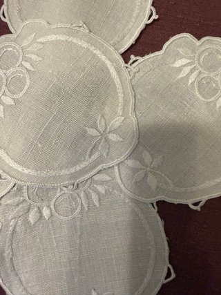 Set sottobicchieri e sottobottiglia ricamati