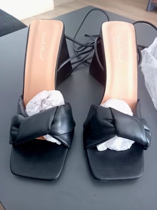 Tacones Negros Triángulo