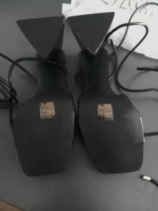 Tacones Negros Triángulo