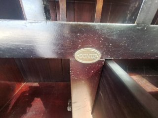 Botellero de madera oscuro. Domus.