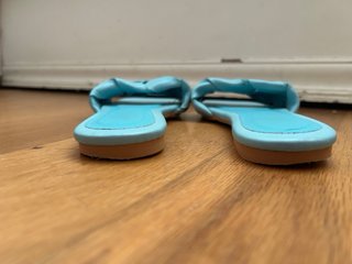 Sandalias planas tejidas azul turquesa