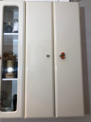 Armario de baño blanco. Buen estado