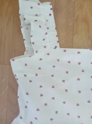Top volante blanco con corazones
