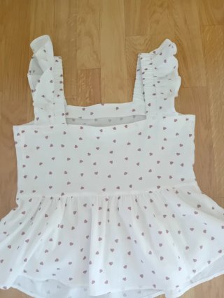 Top volante blanco con corazones
