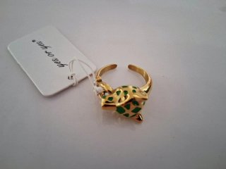 Anillo cabeza pantera acero dorado y esmalte