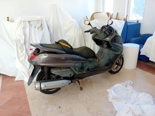 Yamaha Majesty Negra/Gris Maxi-Scooter