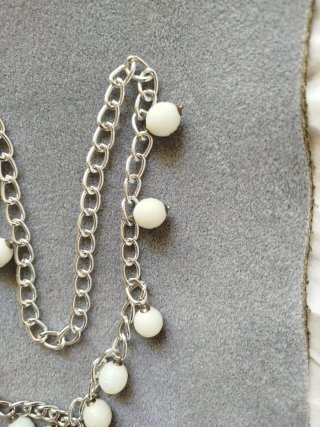 Collana catena con perle bianche
