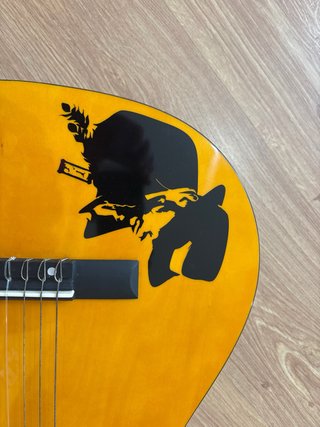 Guitarra Española firmada por el barrio