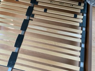 Dormitorio: bancada, somier y 2 cajoneras