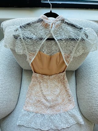 Vestido corto encaje blanco y beige Talla M