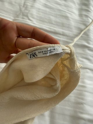 Mono corto beige con bordado de Zara talla M