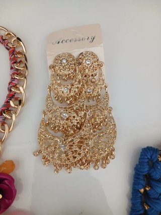 Orecchini dorati in bijouterie