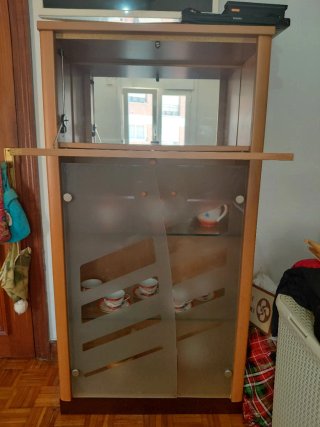 Mueble de salón vitrina cristal y madera