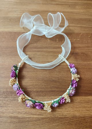 Corona de flores violeta, lila y beige