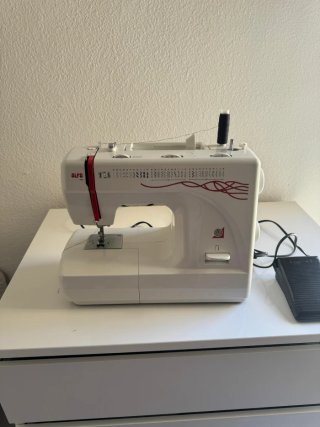 Máquina de coser Alfa blanca