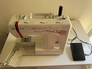 Máquina de coser Alfa blanca