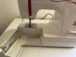 Máquina de coser Alfa blanca