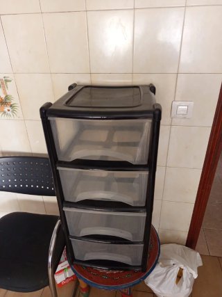 Cajonera negra y transparente de plástico