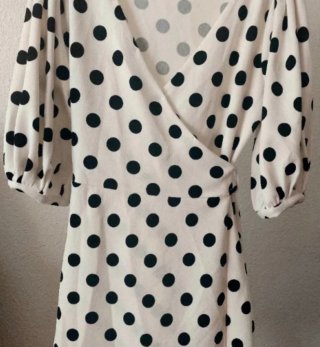 Vestido blanco y negro lunares