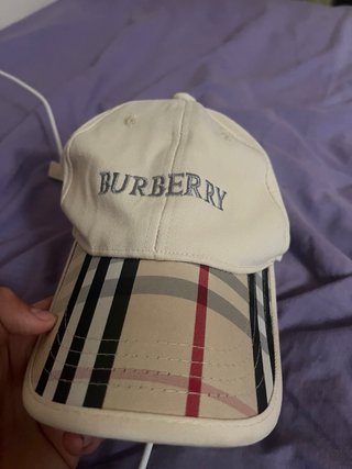 Gorra Burberry Beige y Plateada
