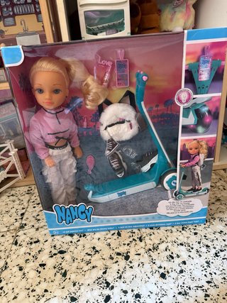 Nancy con patinete y accesorios