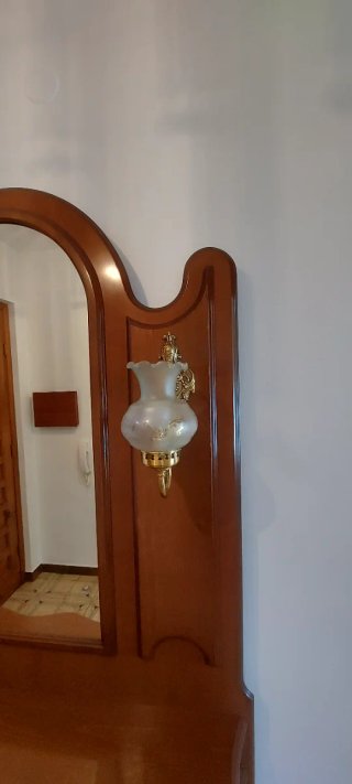Recibidor de madera con espejo y tulipas
