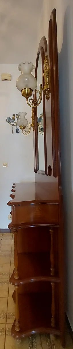 Recibidor de madera con espejo y tulipas