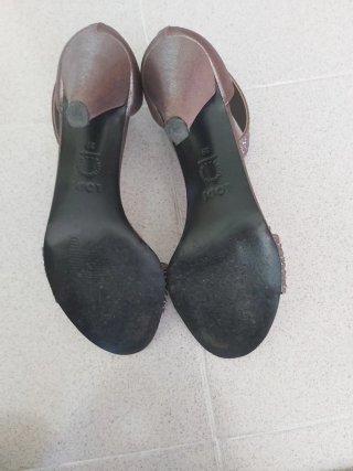 Zapatos tacón y bolso plateados