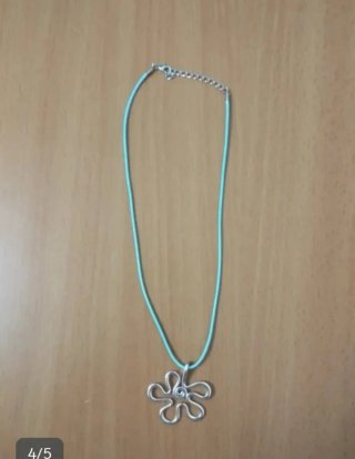 Collar de cordón con colgante de flor