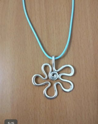 Collar de cordón con colgante de flor