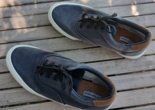 Zapatos casuales azul marino y marrón