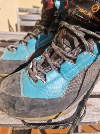 Botas de montaña Scarpa azules y naranjas