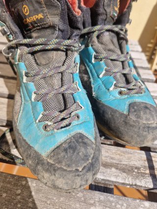 Botas de montaña Scarpa azules y naranjas