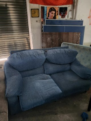 Sofá de tela azul