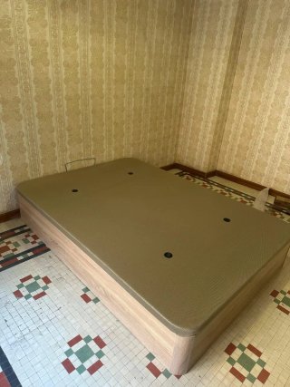 Base de cama con un diseño moderno y elegante.