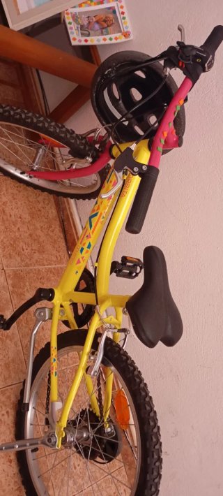Bicicleta infantil amarilla con casco semi nueva