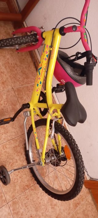 Bicicleta infantil amarilla con casco semi nueva