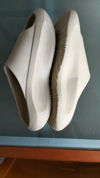 Chanclas ultra ligeras beige y verde
