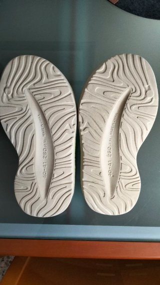 Chanclas ultra ligeras beige y verde