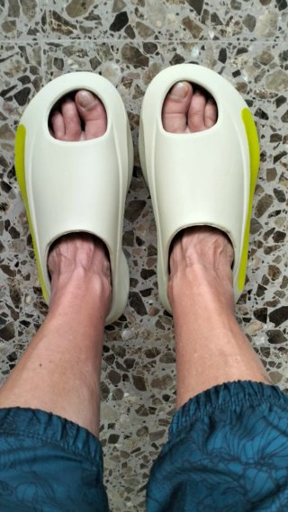 Chanclas ultra ligeras beige y verde