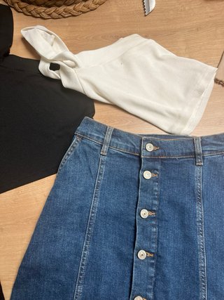 Lote falda vaquera corta y 2 camisetas