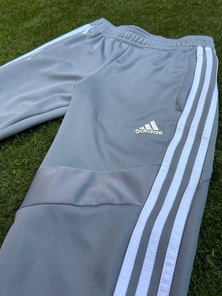 Pantalón chándal Adidas gris
