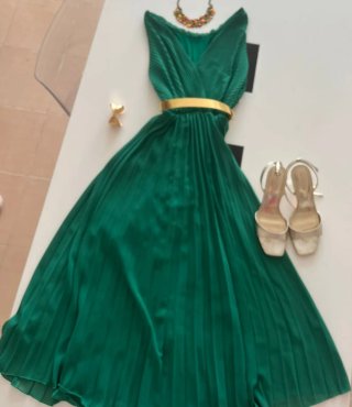 Vestido plisado verde con cinturón dorado