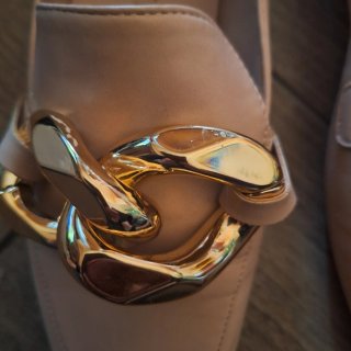 Scarpe Primadonna con catena dorata
