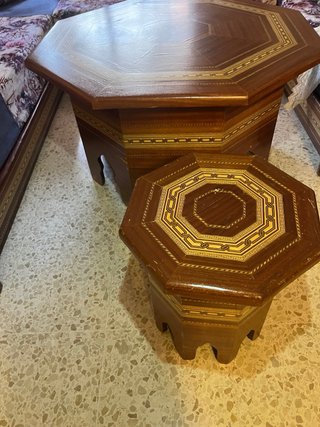 Mueble de madera con vitrina