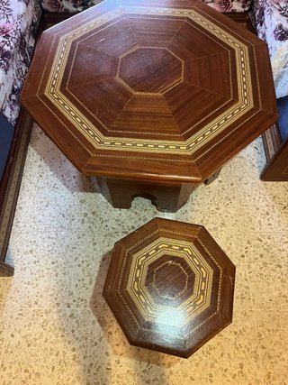 Mueble de madera con vitrina