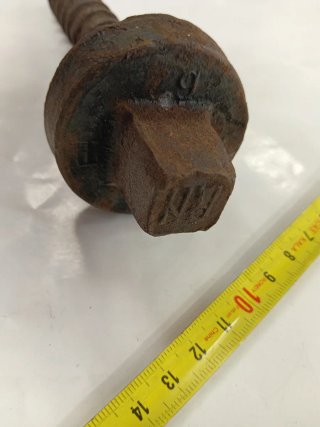 Tornillo de vía de tren antiguo