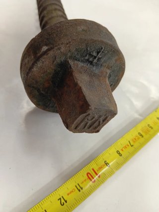 Tornillo de vía de tren antiguo